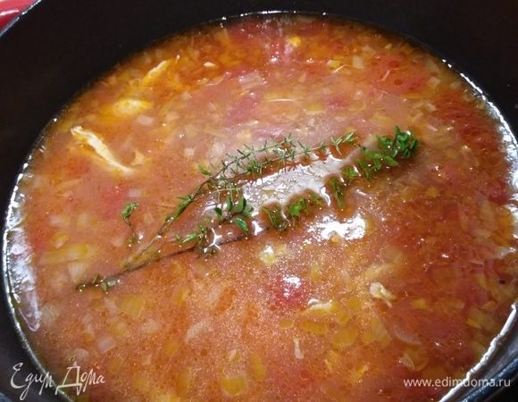 Добавить в суп веточки или листики тимьяна и убрать с огня. Суп готов. 