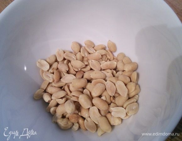 На сухой сковороде обжарить кешью (у меня жареный арахис).