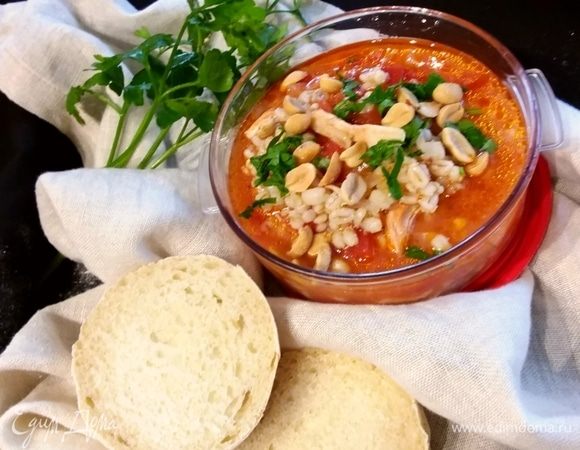 Подавать айнтопф, посыпав рубленой петрушкой и орешками. 