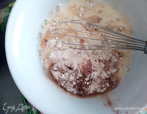 Взбить сахар с яйцом до пенки. Добавить молоко и муку, смешанную с какао. Хорошо все взбить, чтобы не было комочков.