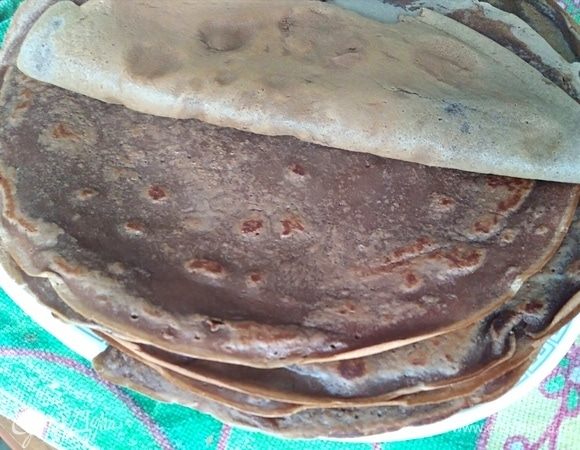 Блинную сковородку хорошо накалить и слегка смазать кусочком сливочного масла. Налить немного теста и распределить его по сковороде. Когда края подрумянятся, перевернуть. Испечь все блинчики (получается 12 штук).По желанию, готовые блинчики смазывать сливочным маслом. 