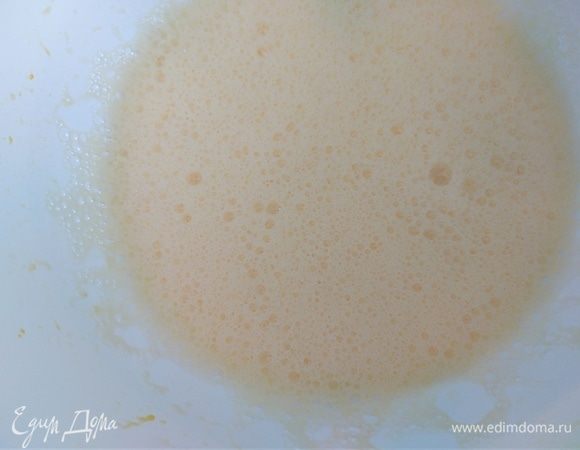 Яйца и молоко должны быть комнатной температуры. Я заранее достала их из холодильника.  Взбить яйца вместе с сахаром и щепоткой соли.