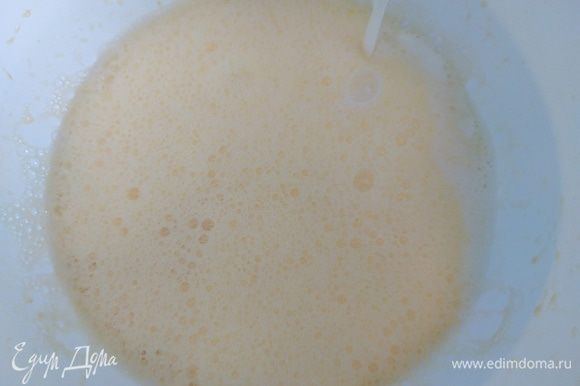 Молоко разделить на 2 части. 250 граммов поставить подогревать. Остальное влить к яичной смеси и размешать.