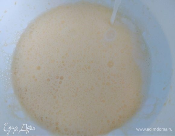 Молоко разделить на 2 части. 250 граммов поставить подогревать. Остальное влить к яичной смеси и размешать. 