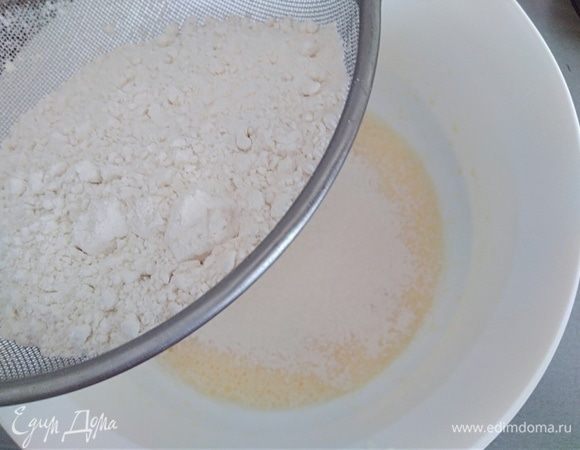 Просеять муку, ввести ее в тесто и взбить, чтобы не было комочков.