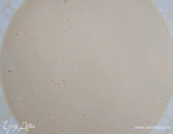 Влить подогретое до горячего состояния молоко, продолжая взбивать.