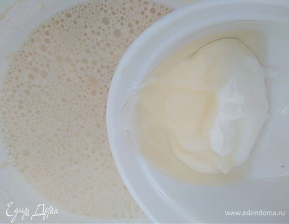 Добавить масло и сметану, перемешать венчиком еще раз.