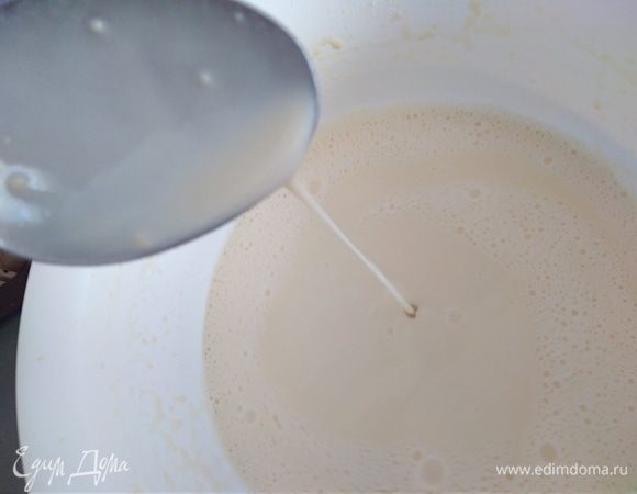 Тесто получается довольно жидкое, но пугаться не стоит. Оставить тесто на столе отдохнуть на 10–15 минут. 