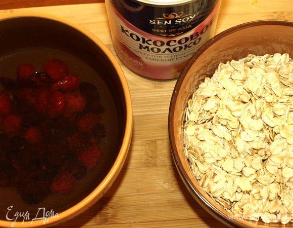 Клюкву и вишню залить теплой водой на 15 минут.