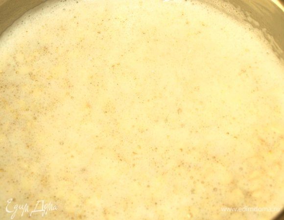 Кокосовое молоко соединить с водой. Довести до кипения. Добавить соль, сахар и овсяные хлопья. Варить 5 минут (помешивая). Снять с огня, добавить вишню с клюквой. Накрыть крышкой и дать настояться 15 минут.