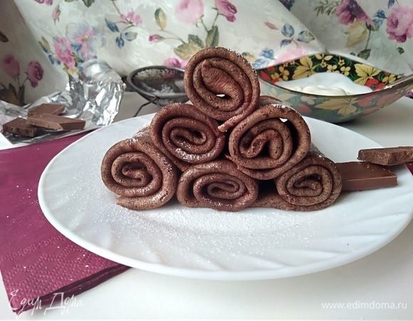 Готовые блинчики достаточно плотненькие, но мягкие. Хороши для фарширования какой-нибудь сладкой начинкой, кремом или мороженым. Но и просто посыпанные сахарной пудрой  очень самодостаточны! Мы любим еще кушать их со сметаной.  