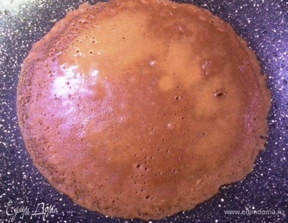 В «отдохнувшее» блинное тесто добавляем соду и растительное масло, перемешиваем. Выпекаем блины на хорошо разогретой сковороде, слегка смазав ее под первый блин. 