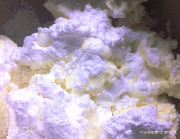 Для творожного крема взбиваем все ингредиенты при помощи миксера до кремообразной консистенции. Можно сливочный крем заменить на рикотту. Сладость крема и кислинку регулируем по своему вкусу.