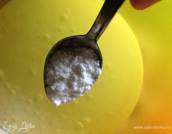 Ягоды для блинов брала замороженные.
Кефир выливаем в миску и гасим в нем чайную ложку соды, но без горки, чтобы потом не пахли содой! Вымешиваем до растворения соды.