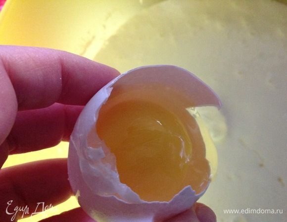 Добавляем сахар и щепотку соли, тоже вымешиваем до растворения, с этим количеством сахара блины выходят средней сладости, если вы любите конкретно сладкие блины, добавьте сахар по своему вкусу. Теперь добавляем яйца по очереди и вмешиваем их в тесто.