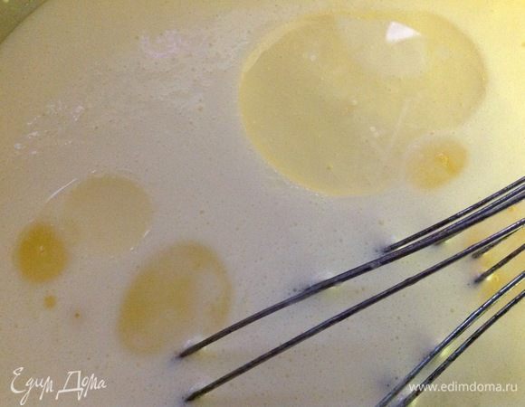 Добавляем растительное масло. Муку просеиваем в тесто порциями и вымешиваем тщательно венчиком.