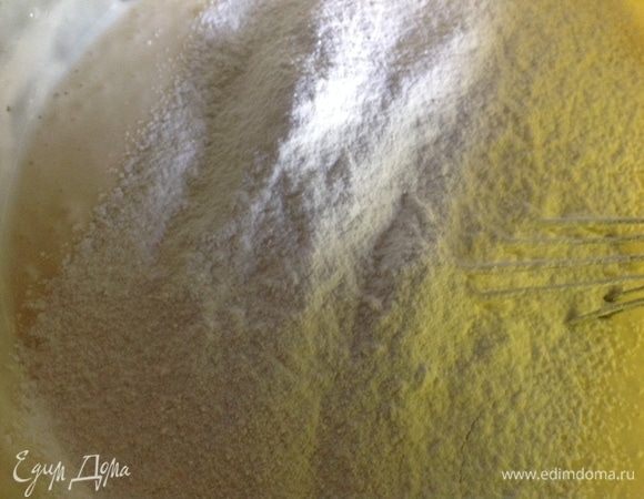 Когда вся мука будет просеяна в тесто, хорошо вымешиваем его до однородности. 