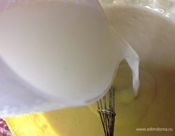 Теперь про кипяток, добавляем его в самом конце, включаем чайник, набираем 550 мл крутого кипятка, можно разделить на порции. Вливаем кипяток и быстро замешиваем венчиком тесто до гладкой однородности. Он как бы заваривает уже вымешанное тесто, оно становится более нежным, и блины хоть и выходят тоненькие.