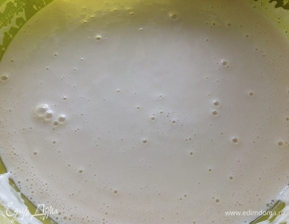 Я всегда даю тесту после замешивания постоять 30 минут, и это тесто для меня не исключение. Мука распустит клейковину, и блины будут легче переворачиваться и сниматься со сковороды.