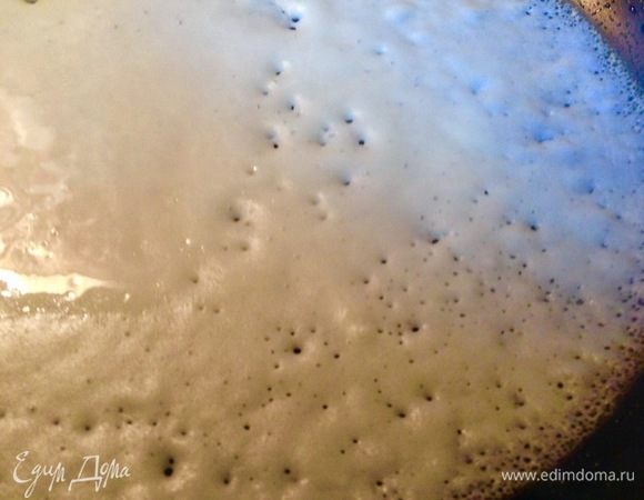 Сковородку я тщательно прогреваю, смазываю растительным маслом перед каждым выливанием теста.