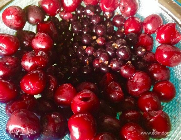 Про начинку.
Разморозить ягоды и дать стечь.