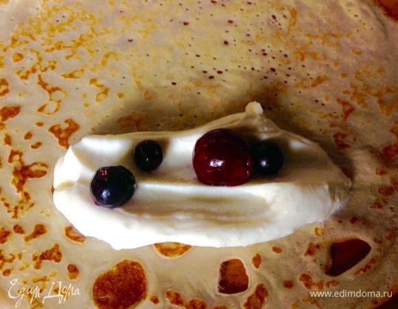 На один блин я кладу 1 ч. л. творожной массы, на творог кладу 1 вишенку и 3 смородинки, специально не смешивала размороженную ягоду с творогом чтобы не получить потекшую кашу-малашу, определила для себя такую порцию ягод на каждый блин, так и добавляла ягоды. Думаю, если добавить больше ягод, блины могут потечь. 
Смородина и вишня дают приятную кислинку в сочетании со сладкой творожной массой.