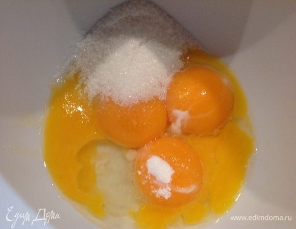 Желтки взбиваем с сахаром + щепотка ванили.