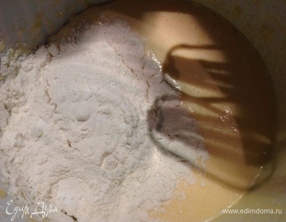 Добавляем муку и снова взбиваем до однородной гладкой массы без комков.