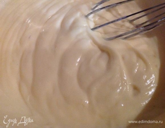 В молоко трем цедру одного небольшого лимона, ставим на огонь и доводим до кипения, уменьшаем огонь на маленький самый.
Теперь, вооружившись в одной руке венчиком, а в другой миска с яичной массой, начинаем вливать тонкой струйкой яичную массу в горячее молоко и венчиком быстро-быстро тут же все вымешивать. Делаем это быстро, чтобы не дать образоваться комочкам! Помешиваем и дожидаемся пару таких тяжелых бульков, как будто крем тяжело вздохнул, и снимаем с огня, даем остыть, так как этот крем имеет свойство покрываться быстро пленкой. Я во время остывания к нему частенько возвращаюсь и перемешиваю его, если десерт собираетесь делать не скоро,и крем сделали заранее, то уже остывший крем затяните просто пищевой пленкой, чтобы не образовалась конкретная корочка, и отправьте в холодильник.