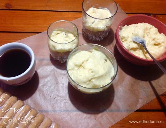 Поверх искупанного печенья выкладываем не слишком толстым слоем крем.