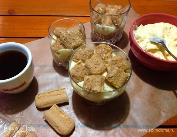 Снова окунаем печенье и выкладываем на крем, делайте столько слоев, сколько позволяет ваша формочка.