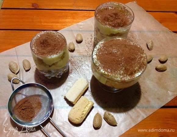 Посыпаем какао через сито.