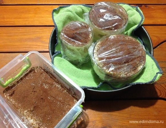 Формочки с десертами закрываем пищевой пленкой и отправляем хорошо остыть в холодильник, эти десерты должны быть хорошо прохладными.
У меня вышло три формочки и один маленький пластиковый контейнер, до середины контейнера.