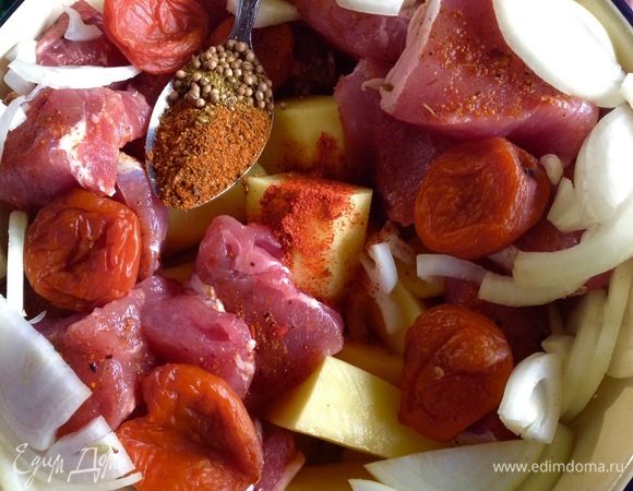 Включаем духовку на 200°С, пусть она греется, а мы начинаем свои приготовления.
Картофель помыть, почистить, нарезать на 4 части, крупно.
Мясо нарезать на куски, приближенные к размеру нарезанного картофеля.
Луковицу нарезать пополам и потом слайсами.
Все сложить в миску, посыпать специями для шашлыка, сухим чили, зернами кориандра, морской солью по вкусу, добавить мытую курагу в целом виде и чеснок тоже целыми зубчиками.