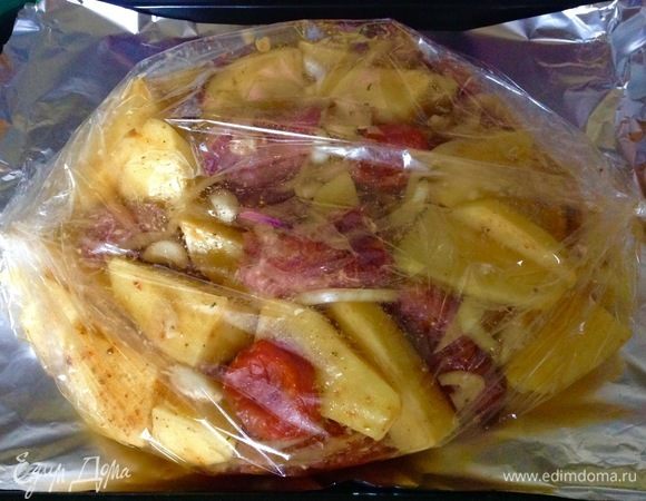 Выкладываем наше сырое еще блюдо в пищевой рукав, крепко закручиваем по бокам и крепко связываем несколько раз.