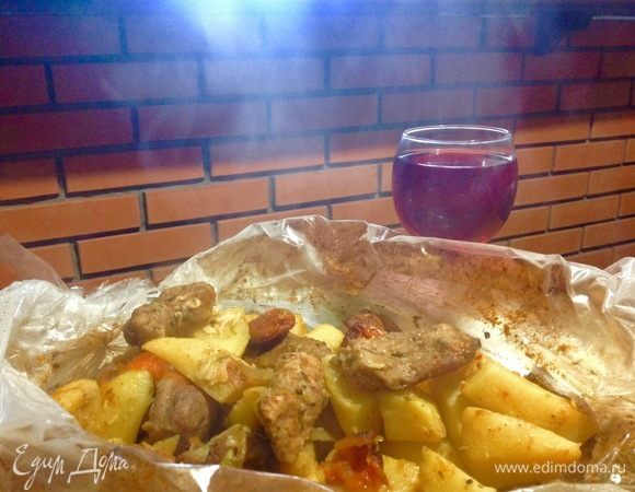 Во время запекания рукава надуются, начнут издавать звуки разного рода, не пугайтесь:), даже если один рукав лопнет во время запекания, а такое часто случается, то второй еще будет держать пар внутри.
Теперь застилаем противень фольгой, выкладываем на него наш упакованный рукав и ставим противень в уже горячую духовку на нижний уровень.
Я выпекала 1 час и 15 минут, лучше смотрите по своей ситуации.