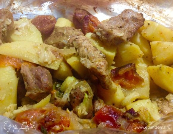 Когда жаркое приготовится, вы надеваете на руки рукавички-прихватки для горячего, вынимаете его вместе с противнем на рабочую доску, берете острый нож и, не снимая рукавиц, чтобы не ошпарить руки, и отведя лицо подальше от горячего, втыкаете нож по центру рукава, оттуда повалит очень горячий пар, будьте осторожны. Отойдите подальше, дайте пару выйти и потом опять, не снимая рукавиц, разрежьте рукав в длину. Разложите лопаткой по тарелкам, налейте бокал хорошего вина и наслаждайтесь:)
Приятного вам аппетита!