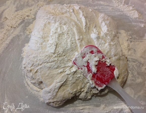 В теплой воде (не горячей!) развести дрожжи, сахар и морскую соль (она чище, чем поваренная).
Добавить оливковое масло, если не любите оливковое, можно заменить на любое растительное масло, которое вы любите.
Просеиваем 600 г пшеничной муки в миску с разведенными дрожжами и замешиваем веничком до однородного состояния.
Теперь 200 г муки делим 100 и 100, просеиваем первые 100 г на рабочую поверхность, выкладываем в просеянную муку наше липкое и бесформенное тесто, лопаткой подбирая муку по краям, как бы сворачиваем тесто вместе с подобранной мукой к центру и так по кругу несколько раз.