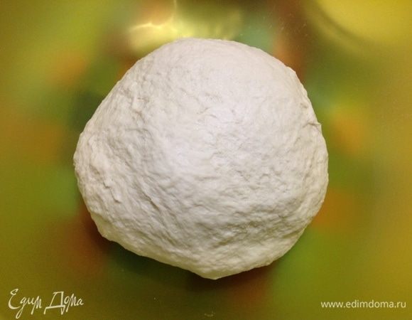 Тесто замесили, кладем в чистую миску, накрываем полотенцем и отправляем в теплое место на 1–1,5  часа до увеличения вдвое.