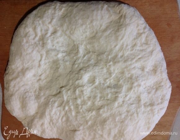 Руками распластываем в толстый небольшой пласт.