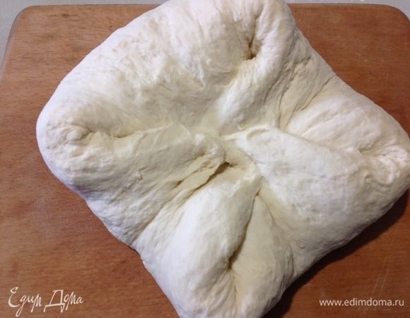 Теперь 4 конца теста сворачиваем к центру, как бы втыкая концы теста в центр.