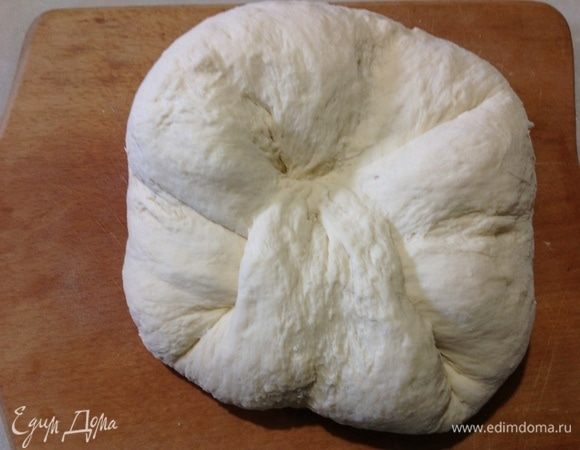 Получился такой конверт, теперь берем края, которые выделяются углами квадрата, и снова так же подворачиваем их к центру и втыкаем в центр.