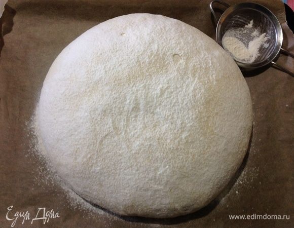 Делаем боковой надрез острым ножом и ставим в горячую духовку.
Я завела сначала таймер духовки на 1 час, когда духовка выключилась, я добавила еще 10 минут, для подстраховки, потому что булка хлеба достаточно большая, итого пекла хлеб 1 ч. 10 мин.
Булка хлеба в духовке еще больше выросла, получился такой румяный и красивый хлебушек:)