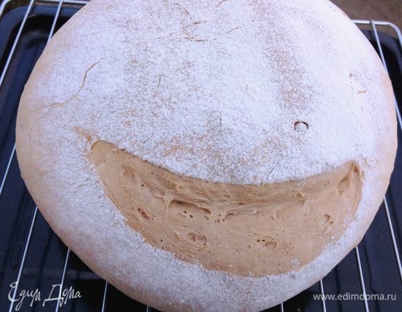 Остужаем обязательно хлеб на решетке, чтобы хлеб не промокал от собственных паров. Вот такой получился колобочище с улыбкой Моны Лизы:)
