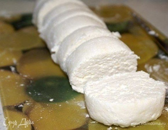 Скатать толстую колбаску из творога и разрезать ее на шайбы.