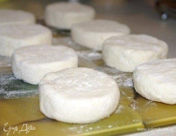 Каждую шайбочку слегка обвалять в муке, подровнять.