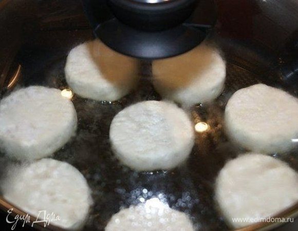 В сковороду добавить достаточно масла, сильно нагреть, выложить сырники, накрыть крышкой, убавить огонь.