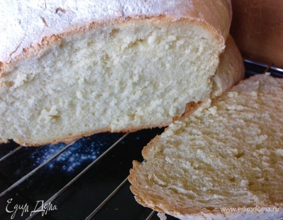 Хоть хлеб и большой, а припекся он прекрасно, стойкая хрустящая корка и мягкий мякиш.