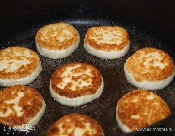 Не трогать их, не двигать, не тревожить, пока низ не подрумянится. Перевернуть и снова жарить под крышкой до готовности. Можно добавить в творог любой наполнитель, на ваш вкус: изюм, банан, яблоко, курагу.
