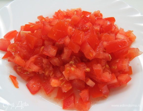 Помидоры вымыть и также нарезать мелкими кубиками.